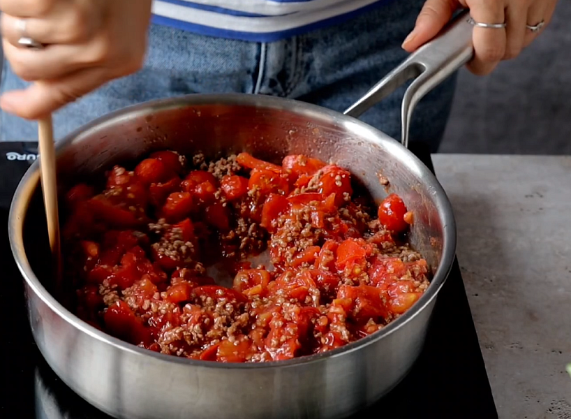 Zapečené noky s rajčaty a mletým masem