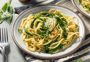Jarní aglio olio s medvědím česnekem