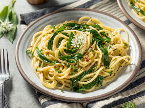 Jarní aglio olio s medvědím česnekem