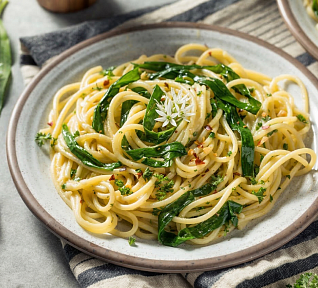 Jarní aglio olio s medvědím česnekem