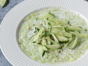 Svěží okurkový salát s acidofilním mlékem