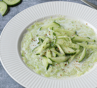 Svěží okurkový salát s acidofilním mlékem