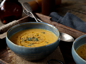 Polévka z pečené mrkve a červené čočky