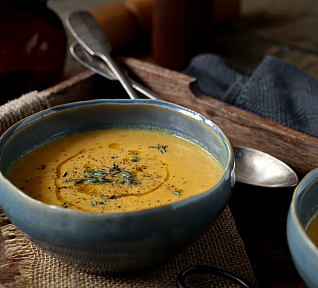 Polévka z pečené mrkve a červené čočky