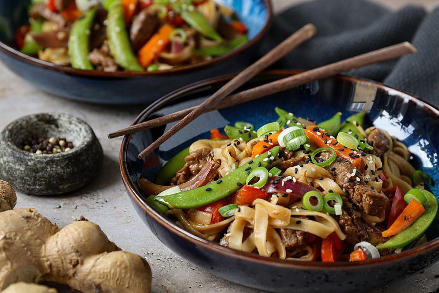 Nudle s hovězím masem a hoisin omáčkou