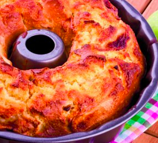 Smetanová bábovka s jablky