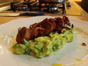 Býčie žľazy s cibuľkou a hráškovými zemiakmi (videorecept)