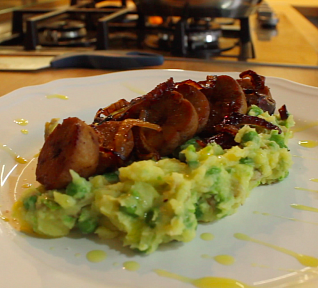 Býčie žľazy s cibuľkou a hráškovými zemiakmi (videorecept)