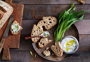 Dip z medvědího česneku a tvarohu