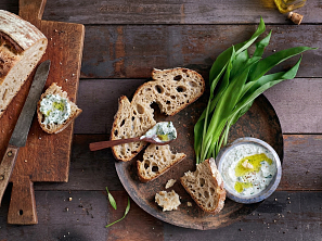 Dip z medvědího česneku a tvarohu