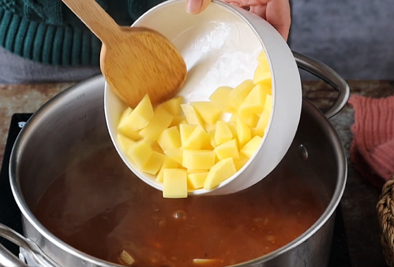 Klasická gulášová polévka