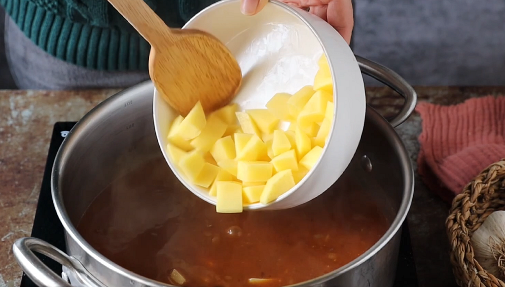 Klasická gulášová polévka