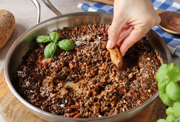 Krémová černá čočka