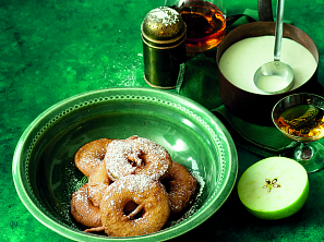 Jablka v těstíčku s vanilkovou omáčkou