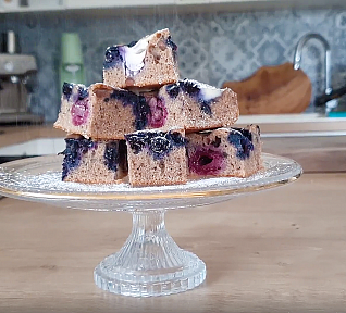 Zdravý ovocný koláč ze špaldové mouky