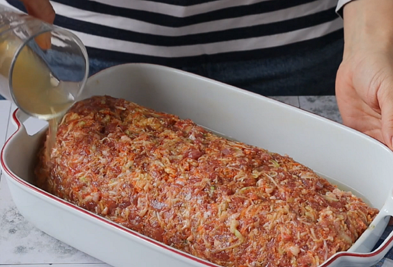 Krůtí sekaná se sýrem, mrkví a cuketou