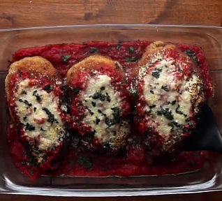 Plněná kuřecí prsa s rajskou omáčkou