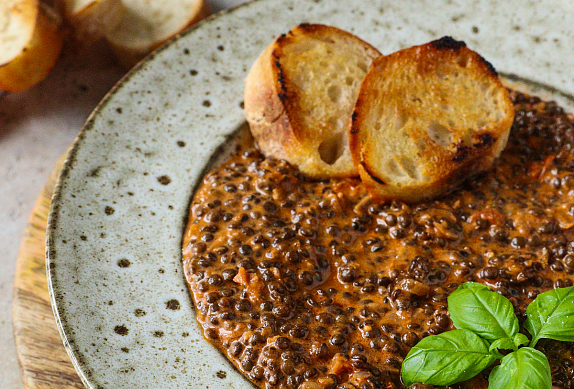 Krémová černá čočka