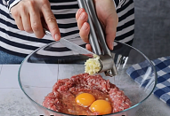 Krůtí sekaná se sýrem, mrkví a cuketou