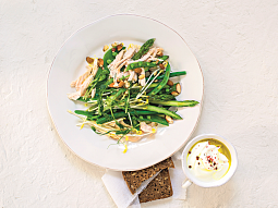 Jarní kuřecí salát s chřestem