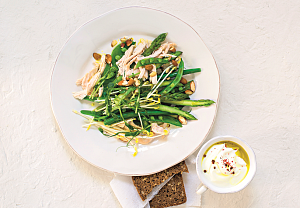 Jarní kuřecí salát s chřestem