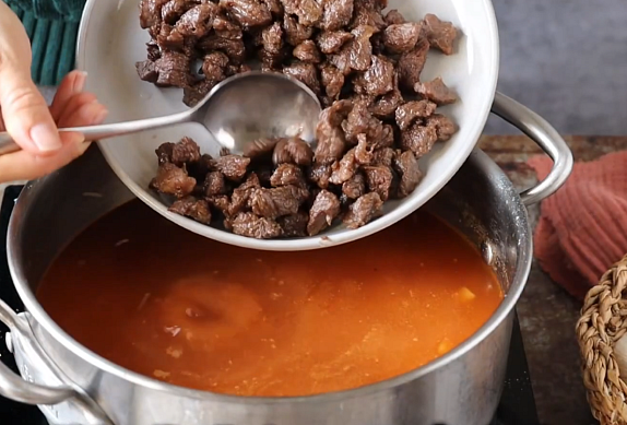 Klasická gulášová polévka