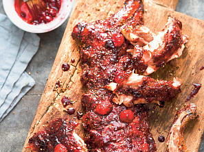 Grilovaná žebra s vínem a brusinkami