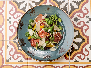 Fenyklový salát s jablkem a parmskou šunkou