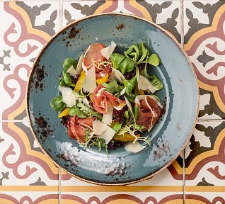 Fenyklový salát s jablkem a parmskou šunkou