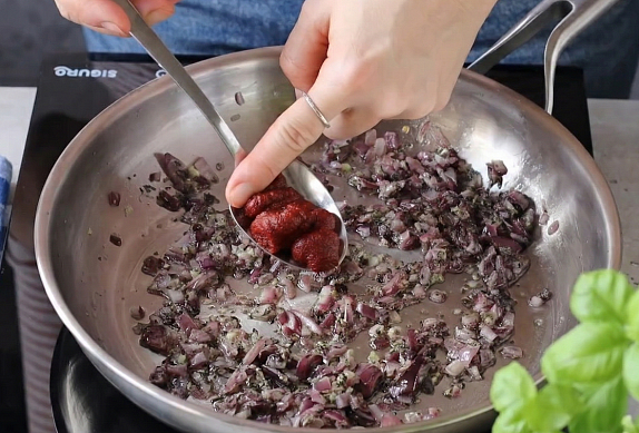 Krémová černá čočka